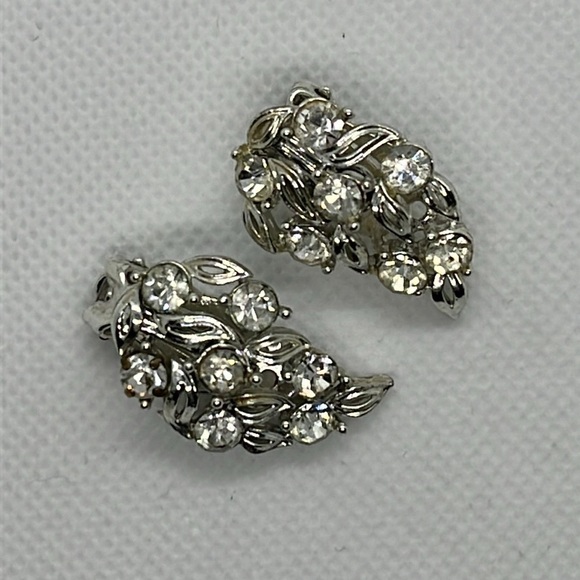Lisner Womens Clip On Earrings Silver Tone Leaf Shape Clear Rhinestones Formal - Picture 2 of 9